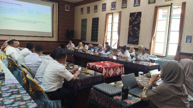 dorong-peningkatan-nilai-tambah-komoditas-kelapa-sekcam-kalibawang-ikuti-fgd-hilirisasi-di-bappeda